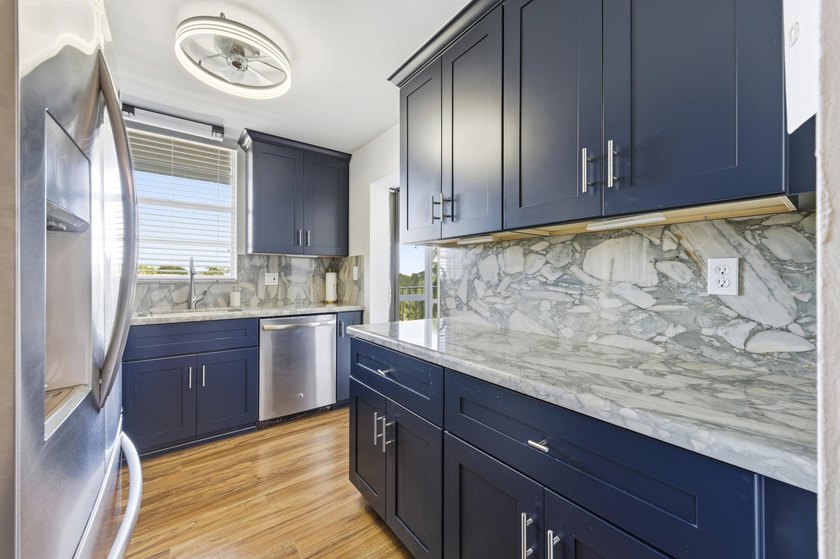Fully renovated 2BR, 2 bath Condo. New laminate floors, kitchen - photo 6
