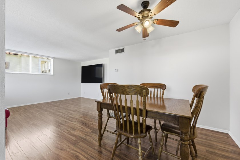 Fully renovated 2BR, 2 bath Condo. New laminate floors, kitchen - photo 8
