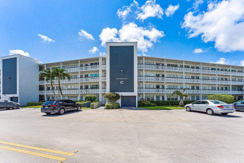 Quaint 1-bedroom, 1-bath lakefront condo located in desirable - photo 2
