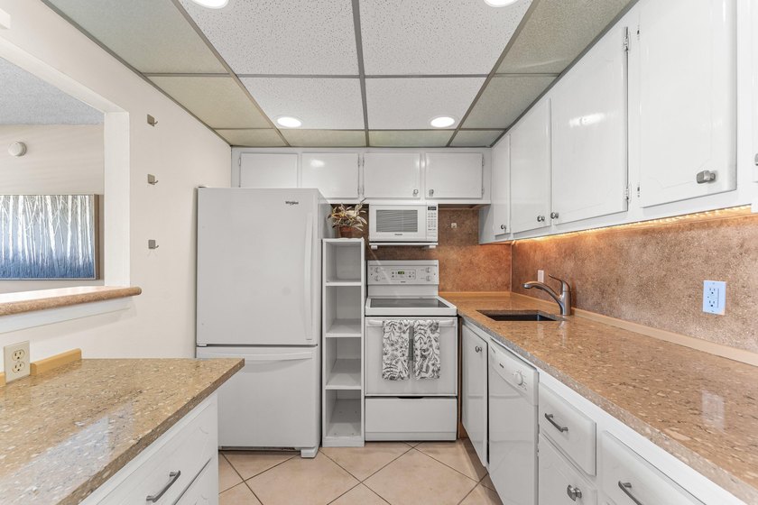Quaint 1-bedroom, 1-bath lakefront condo located in desirable - photo 5