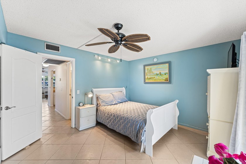 Quaint 1-bedroom, 1-bath lakefront condo located in desirable - photo 8