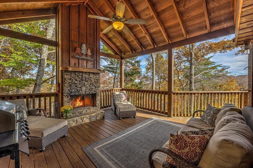 Introducing a remarkable mountain cabin that perfectly captures - photo 3