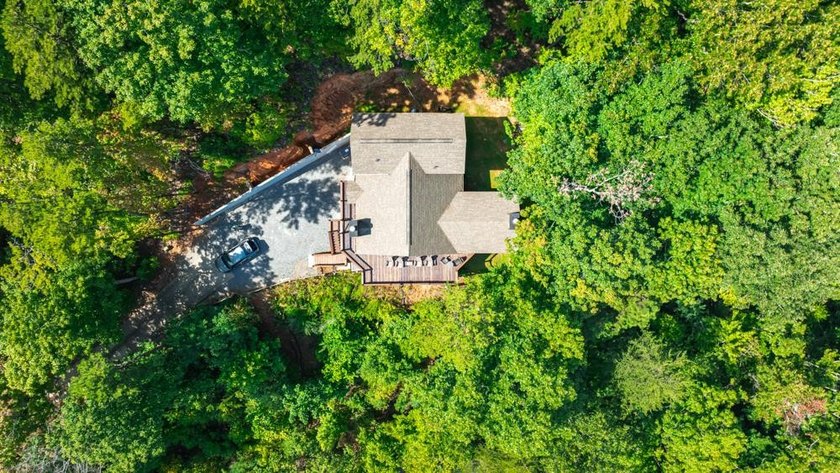 Introducing a remarkable mountain cabin that perfectly captures - photo 5