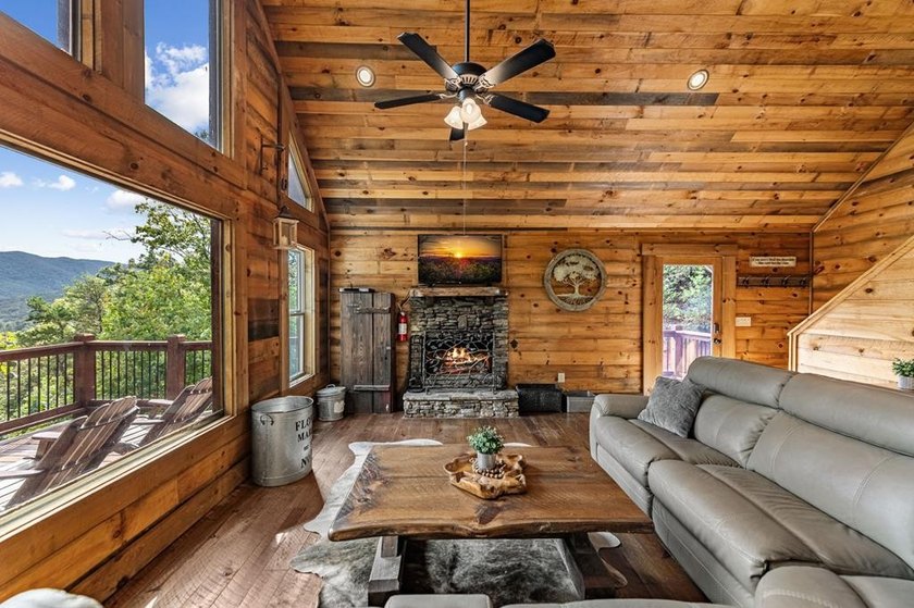 Introducing a remarkable mountain cabin that perfectly captures - photo 8
