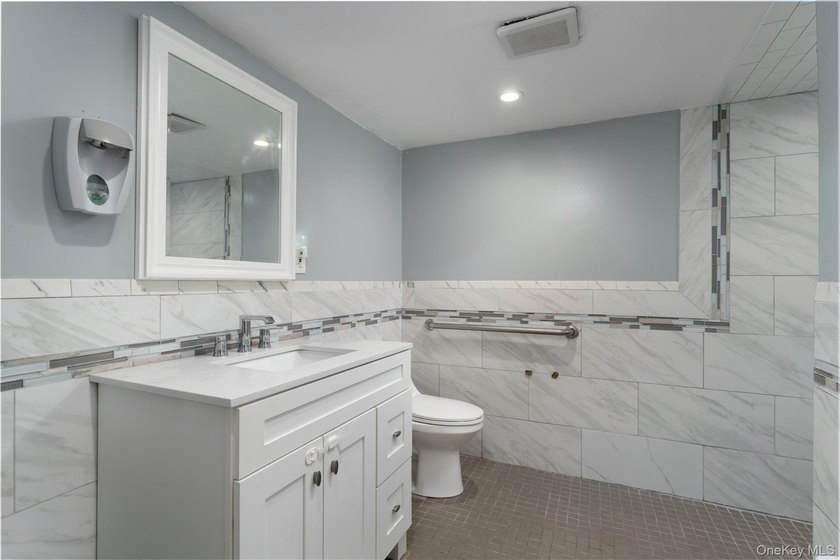 Large Versatile Residential Home with 6 bedrooms and 4 1/2 baths - photo 13