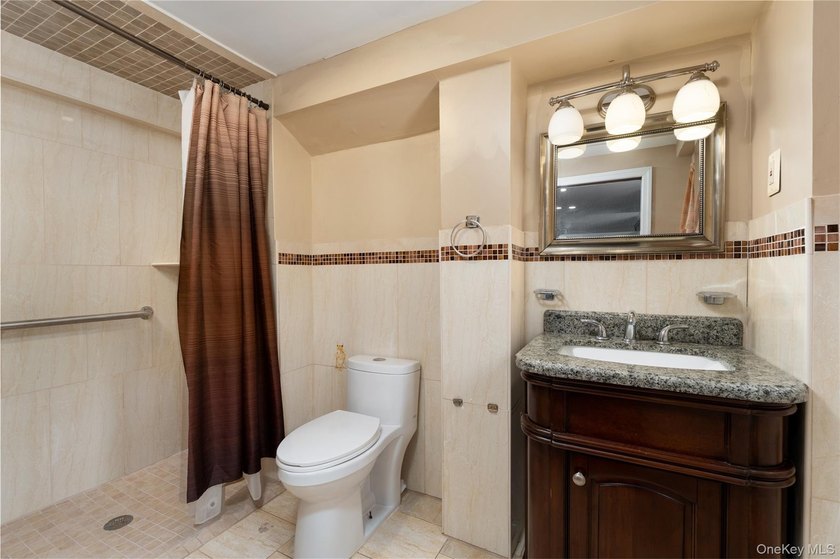 Large Versatile Residential Home with 6 bedrooms and 4 1/2 baths - photo 15
