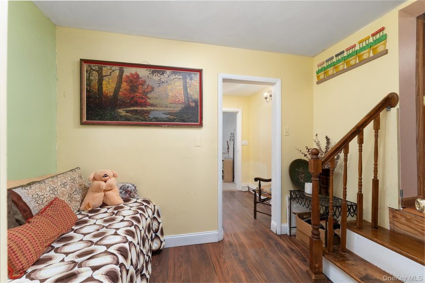 Large Versatile Residential Home with 6 bedrooms and 4 1/2 baths - photo 19