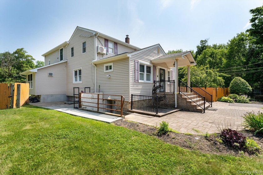 Large Versatile Residential Home with 6 bedrooms and 4 1/2 baths - photo 22