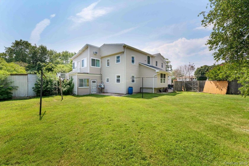Large Versatile Residential Home with 6 bedrooms and 4 1/2 baths - photo 23