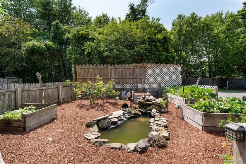 Large Versatile Residential Home with 6 bedrooms and 4 1/2 baths - photo 25