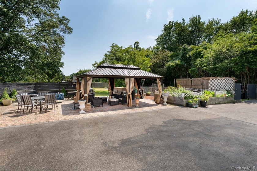 Large Versatile Residential Home with 6 bedrooms and 4 1/2 baths - photo 26