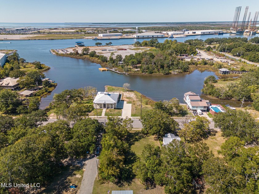 Here is a rare opportunity to own open water waterfront property - photo 8