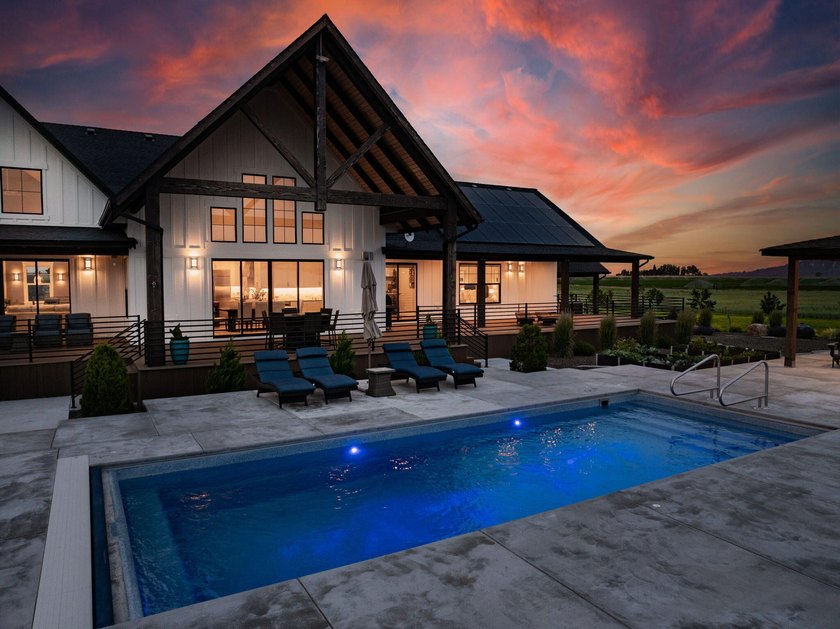 Lakeside luxury meets self sustaining lifestyle! Enjoy luxury - photo 3