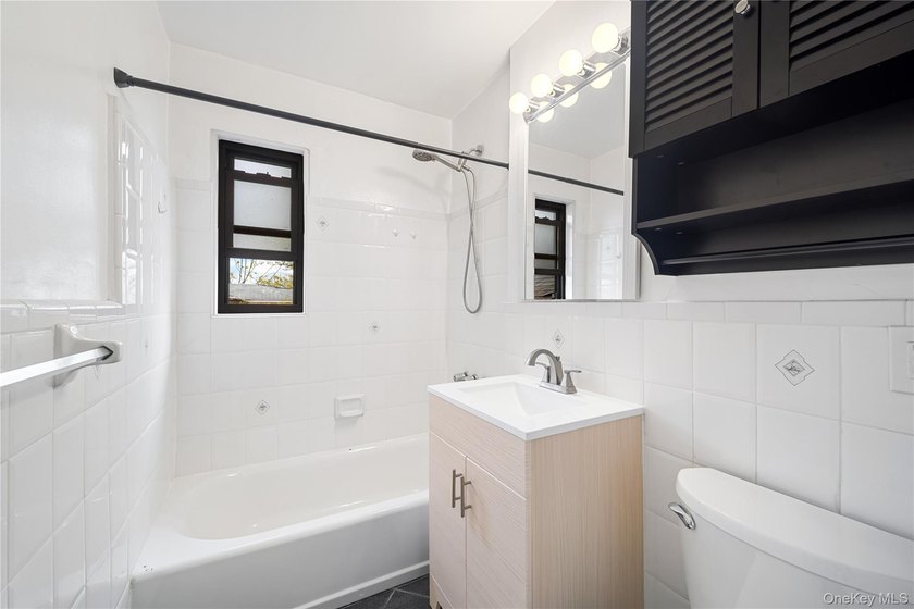 Welcome to this beautifully maintained 2-bedroom upper garden - photo 12
