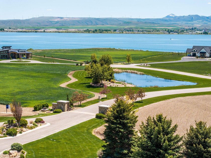 Experience elevated recreational living at Waters Edge, American - photo 2