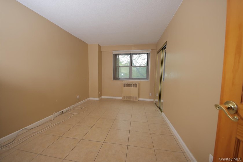 Spacious unit with views from terrace towards Pelham. Master - photo 11