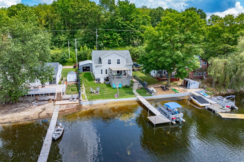 Lake life starts here. This beautifully maintained waterfront - photo 2