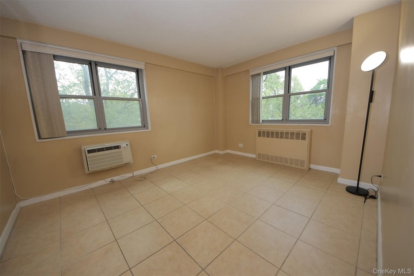 Spacious unit with views from terrace towards Pelham. Master - photo 13
