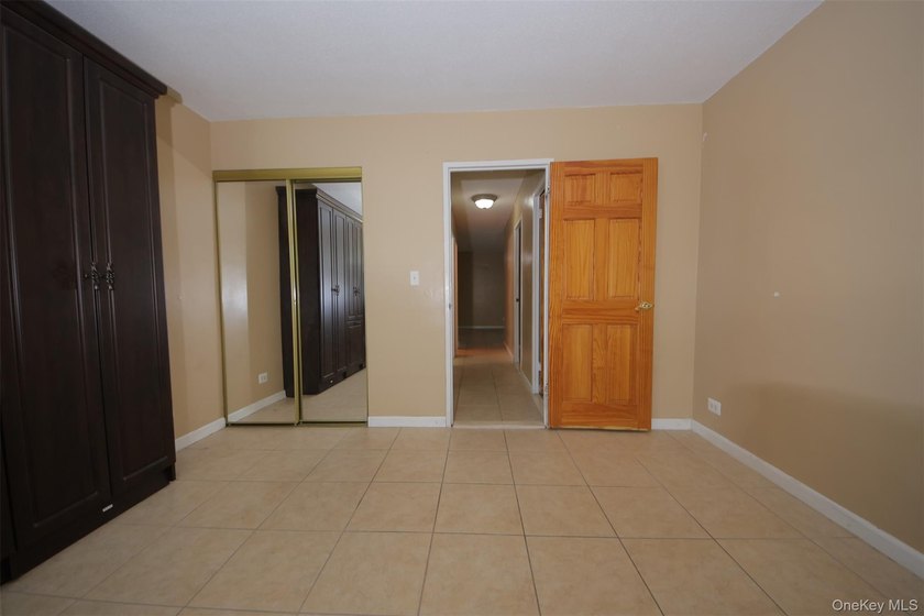 Spacious unit with views from terrace towards Pelham. Master - photo 14