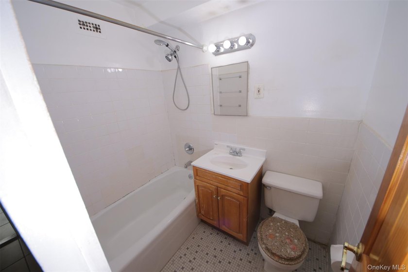 Spacious unit with views from terrace towards Pelham. Master - photo 15