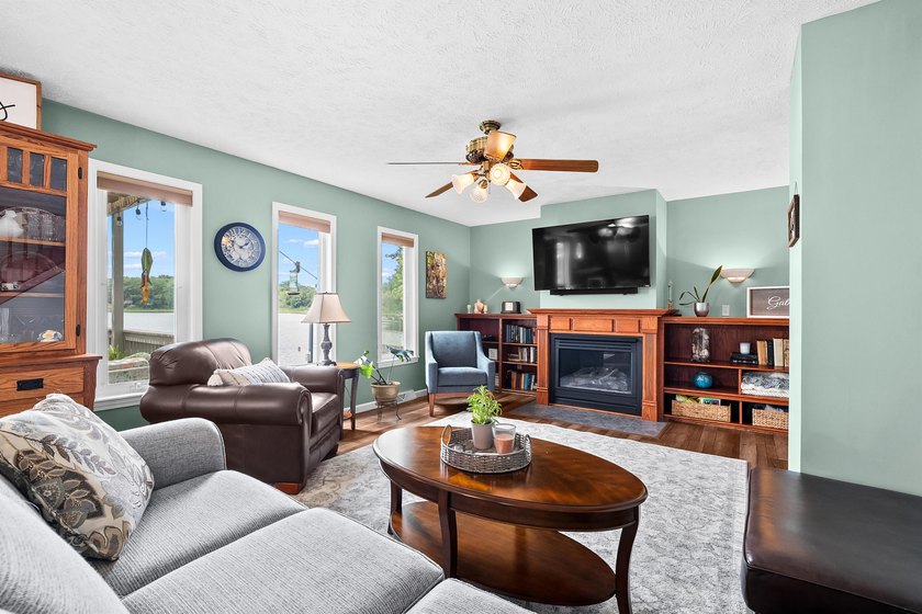 Lake life starts here. This beautifully maintained waterfront - photo 8