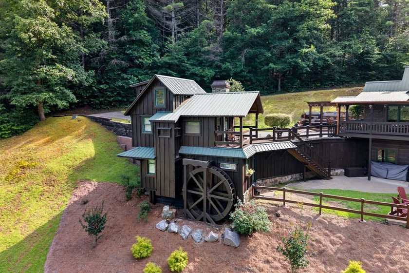 Experience timeless mountain living in this exceptional - photo 2