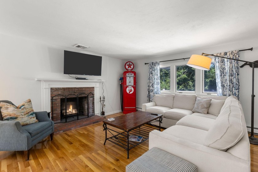 Welcome to 7 Openfield Road! This beautifully updated South - photo 12