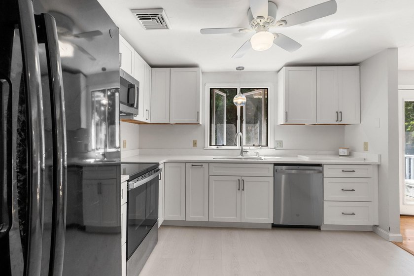 Welcome to 7 Openfield Road! This beautifully updated South - photo 22