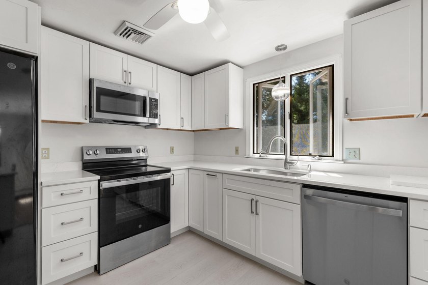 Welcome to 7 Openfield Road! This beautifully updated South - photo 23