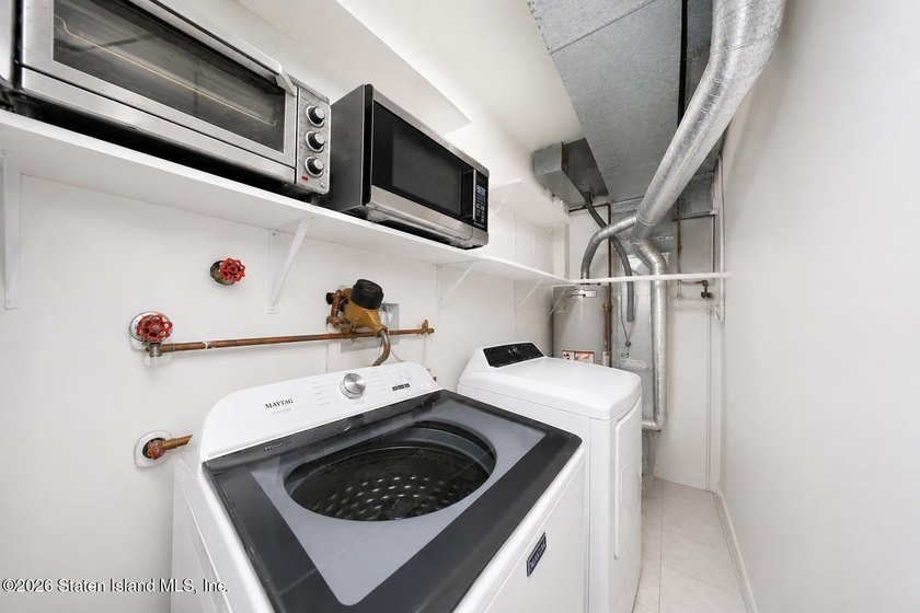 Modern 2-bedroom Condo with a front yard porch. The open concept - photo 14