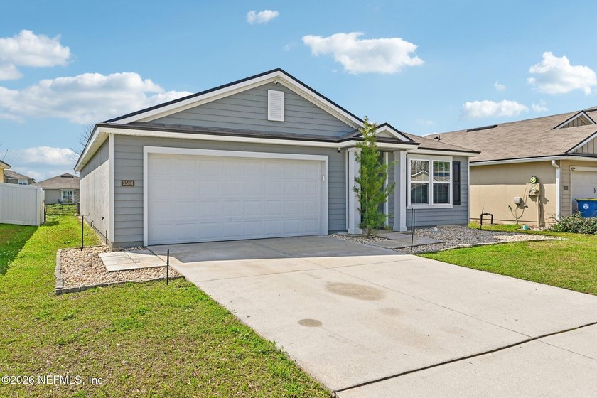 Beautiful home built in 2020 featuring an open floor plan and a - photo 2