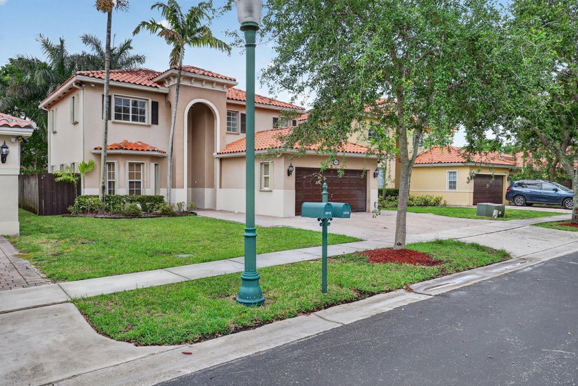 Welcome to this move-in-ready 3-bedroom, 2.5-bath home located - photo 4
