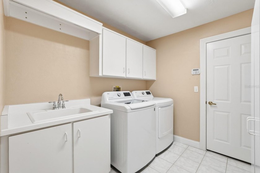 Short Sale. SHORT SALE! Stylish 3-bedroom, 2 bath home in The - photo 25