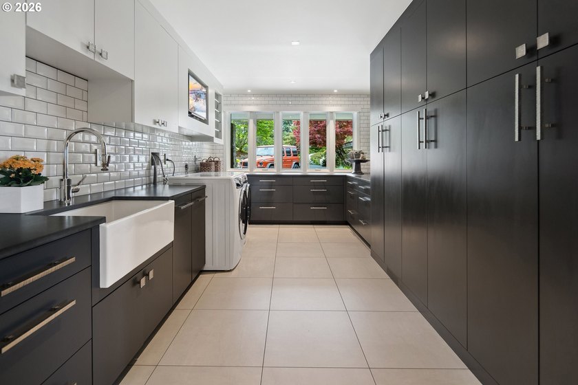 A one-of-one Architectural Offering with Panoramic Mountain &amp; - photo 27