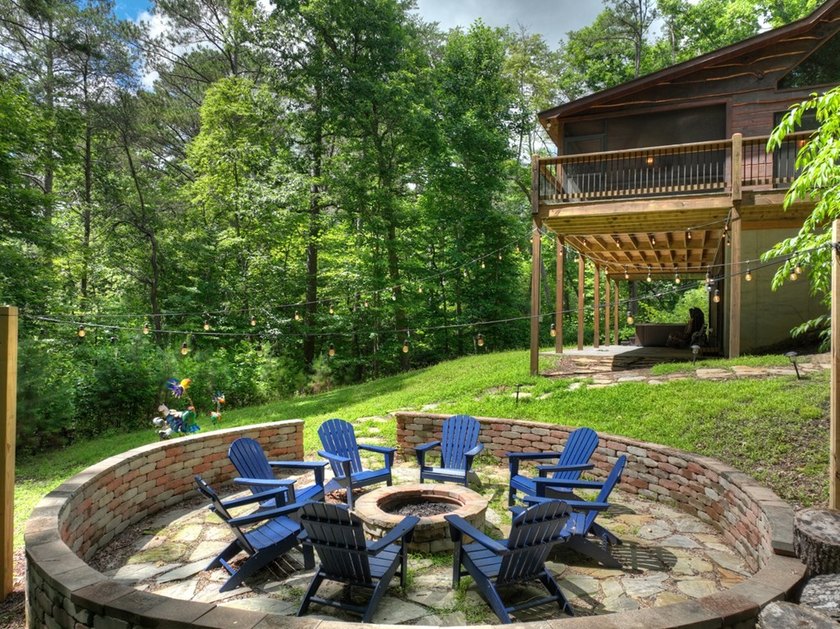 Nestled in the heart of the Blue Ridge Mountains, this adorable - photo 3