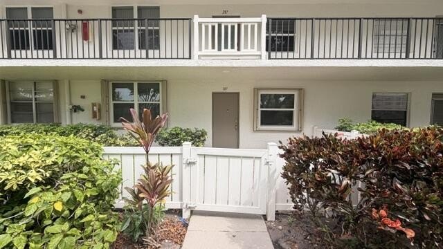55+ COMMUNITY. unfurnished, Granite tops, renovated LOOKS LIKE A - photo 2