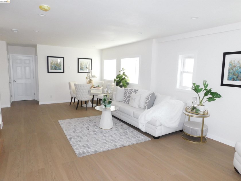 WOW! MORE than 2800 sq/ft of the living area, Spacious tri-level - photo 2