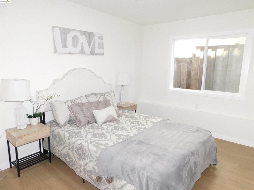 WOW! MORE than 2800 sq/ft of the living area, Spacious tri-level - photo 3