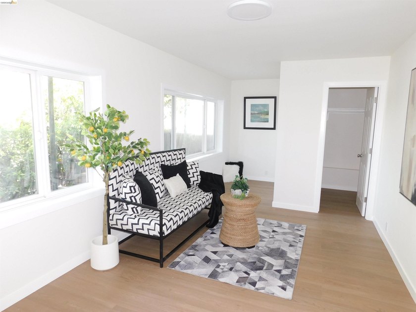 WOW! MORE than 2800 sq/ft of the living area, Spacious tri-level - photo 4