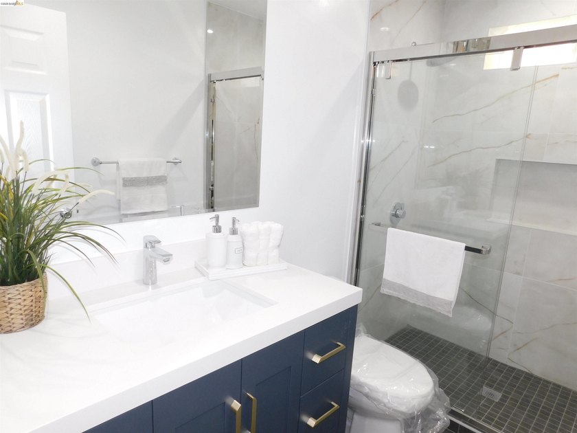 WOW! MORE than 2800 sq/ft of the living area, Spacious tri-level - photo 5