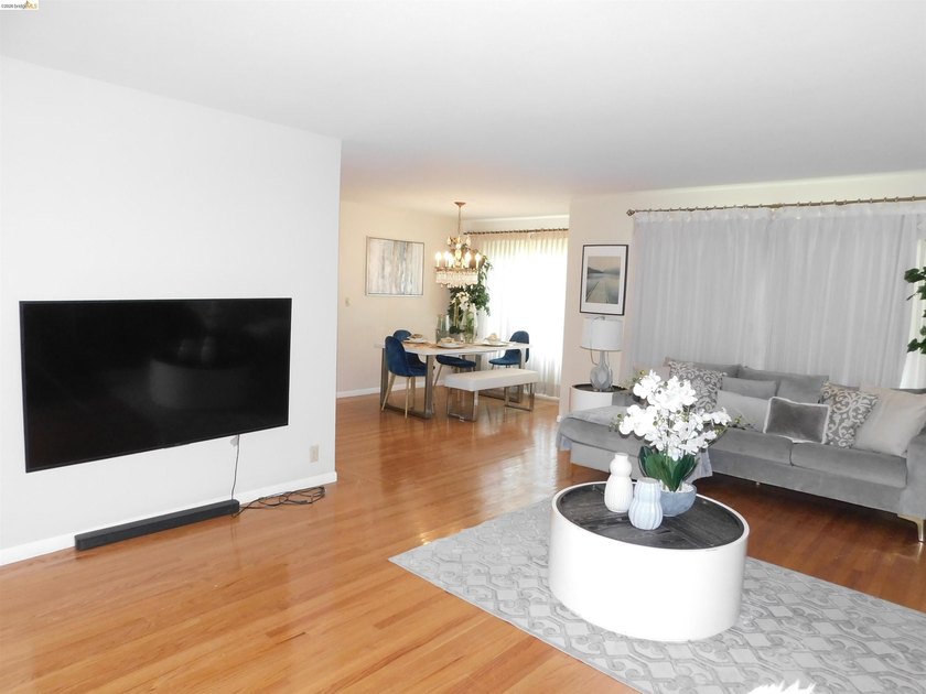 WOW! MORE than 2800 sq/ft of the living area, Spacious tri-level - photo 7