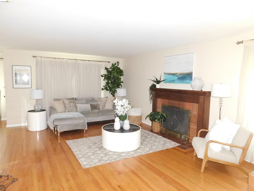 WOW! MORE than 2800 sq/ft of the living area, Spacious tri-level - photo 8