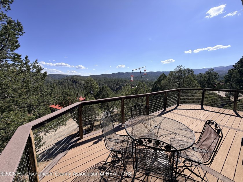 GREAT VIEWS WITH THIS MOUNTAIN STYLE HOME! Escape to this - photo 4