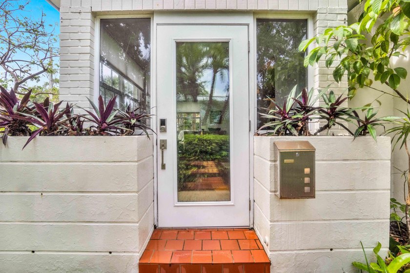 Charming historic CBS home in sought-after Parrot Cove, designed - photo 4