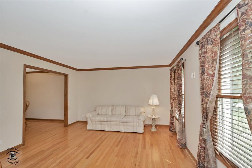 Beautifully maintained 5-bedroom, 3.5-bath home with over three - photo 7