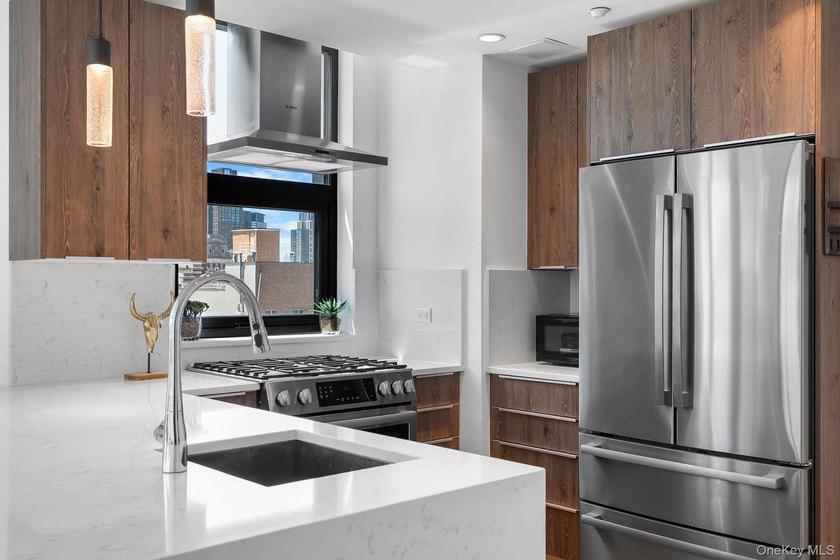 Welcome to sophisticated living at The Bond in the heart of Long - photo 12