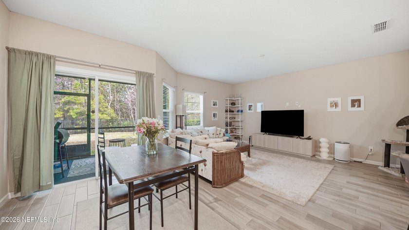 Welcome to this beautifully maintained 3-bedroom, 2.5-bath - photo 8