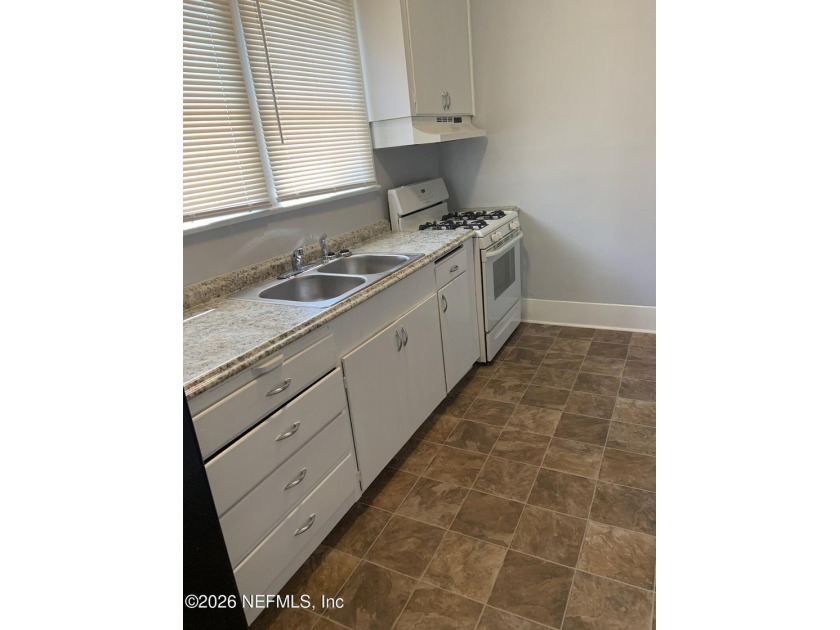Charming Northshore Bungalow w/Endless Potential. This classic - photo 2