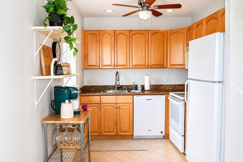 Move right into this beautifully updated 2-bedroom, 2-bathroom - photo 6
