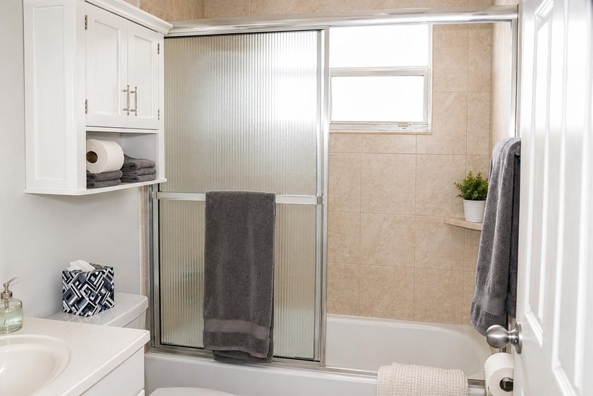 Move right into this beautifully updated 2-bedroom, 2-bathroom - photo 8